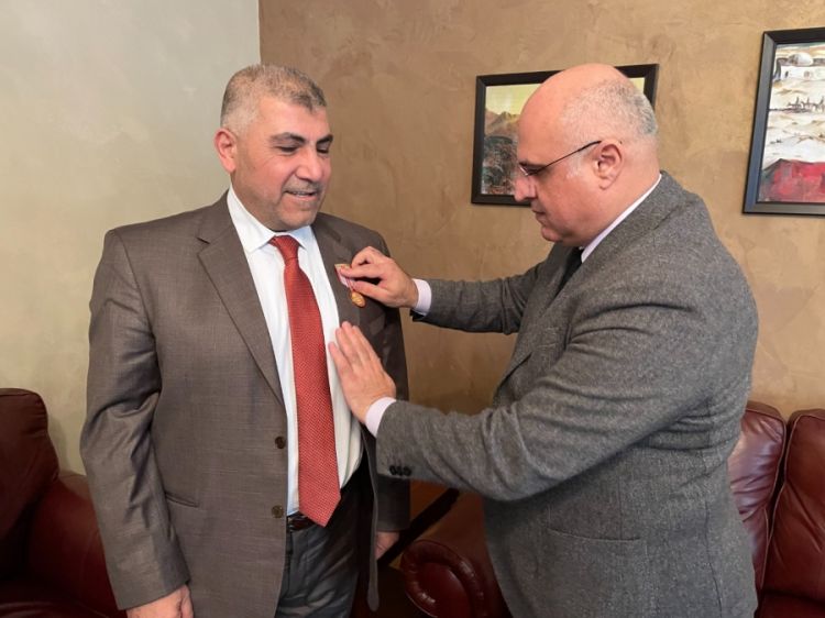 السفير الاذربيجاني في عمان يقلد امين عام وزارة البيئة الميدالية اليوبلية للجمهورية