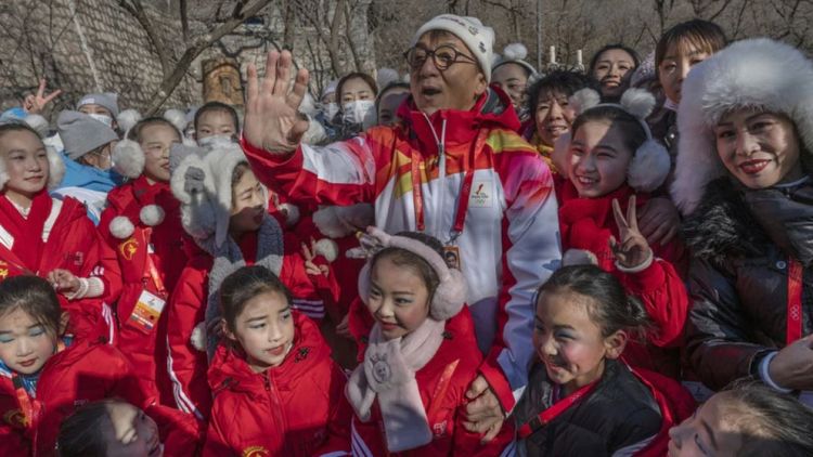 Jackie Chan carries Olympic torch up China's Great Wall
