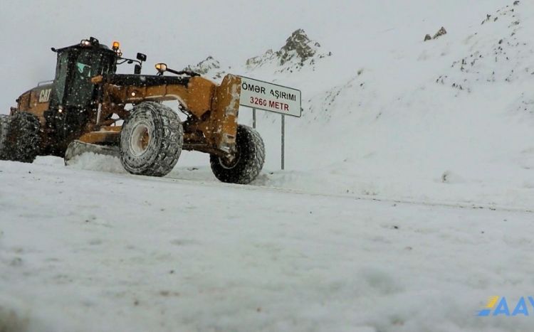 В Кяльбаджаре все дороги очищаются от снега и льда