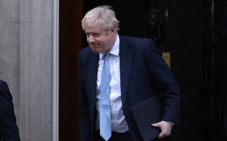Еще три помощника премьера Великобритании ушли в отставку