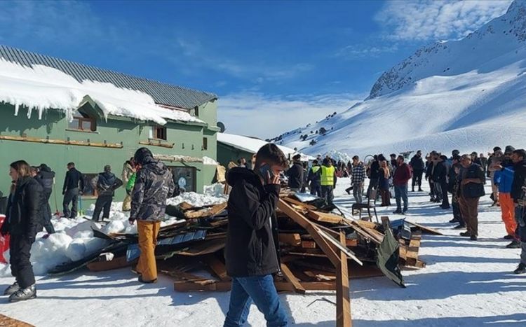 В Анталье рухнул навес в горнолыжном центре «Саклыкент»: 8 пострадавших
