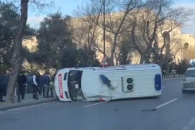 В Баку перевернулась машина скорой помощи, есть пострадавший