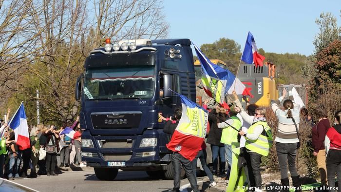 France Police fire tear gas at COVID 'freedom convoy'