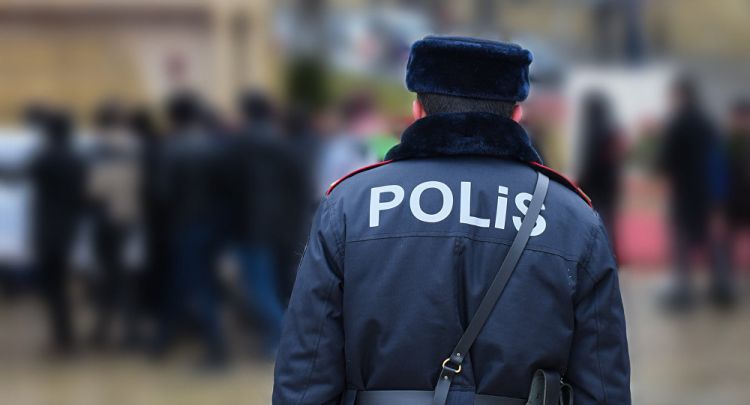 В Баку двое полицейских получили ножевые ранения