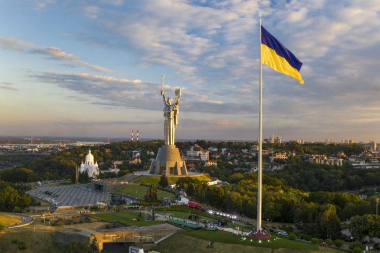 35 стран рекомендовали своим гражданам покинуть Украину