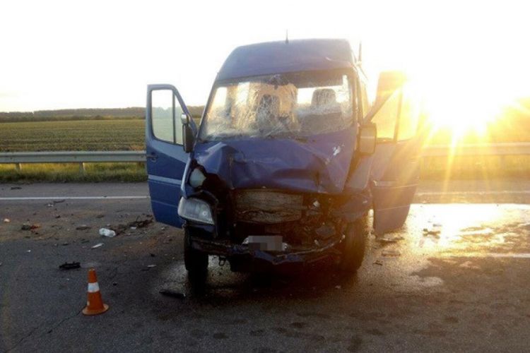 На трассе Алят-Астара микроавтобус столкнулся с «КамАЗ»ом один человек погиб, пятеро ранены