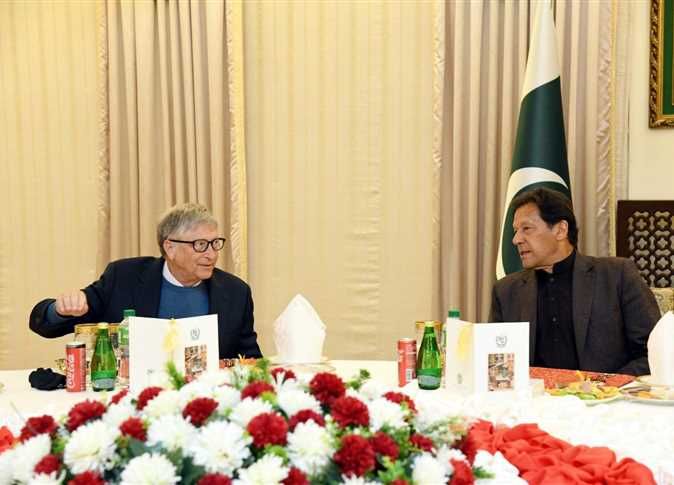 رئيس الوزراء الباكستاني يلتقى بيل جيتس.. ويدعو لمساعدة 40 مليون أفغاني