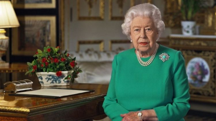 Britaniya kraliçası II Elizabet koronavirusa yoluxub