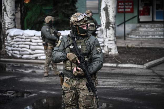 الجيش الأوكراني والانفصاليون يتبادلون الاتهامات بخرق وقف إطلاق النار