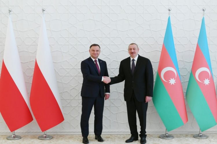 Президент Ильхам Алиев поздравил главу Польского государства