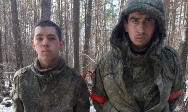 Ukraynada əsir düşən 2 rus əsgərinin görüntüləri yayıldı