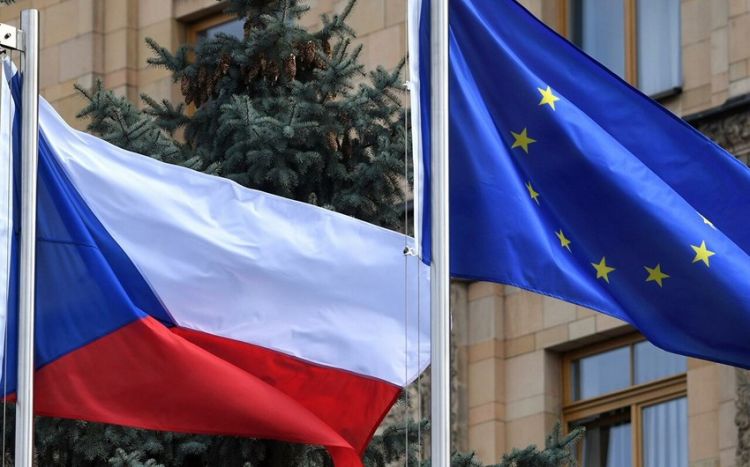 Чехия приостановила выдачу виз россиянам и отозвала послов в РФ и Беларуси