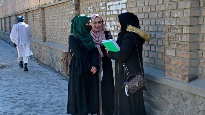 الطلاب الأفغان يعودون إلى جامعة كابول وسط قيود منها الفصل بين الجنسين والزيّ الإسلامي
