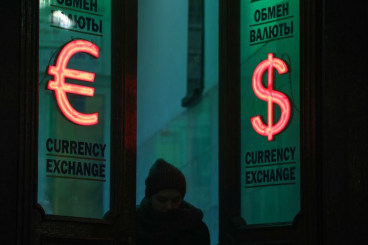 Рубль укрепился по отношению к доллару и евро