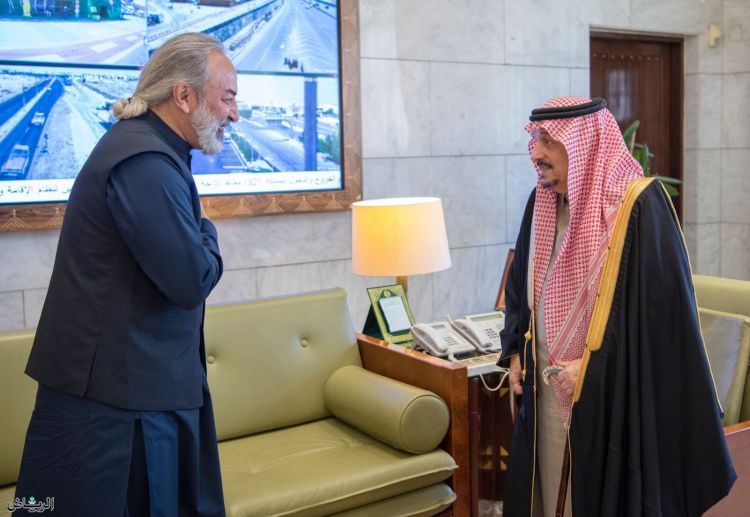 أمير الرياض يستقبل سفير باكستان المعين لدى المملكة