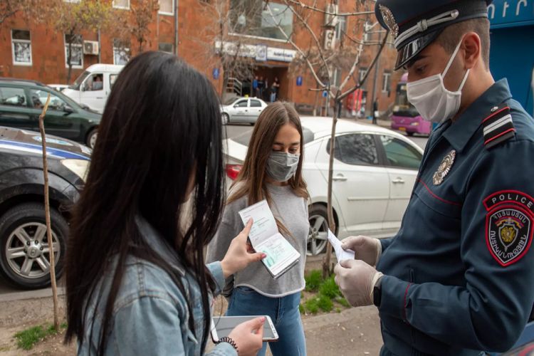 В Армении отменен запрет на ношение масок