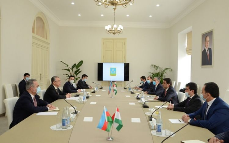 Баку и Душанбе подписали меморандум о побратимстве