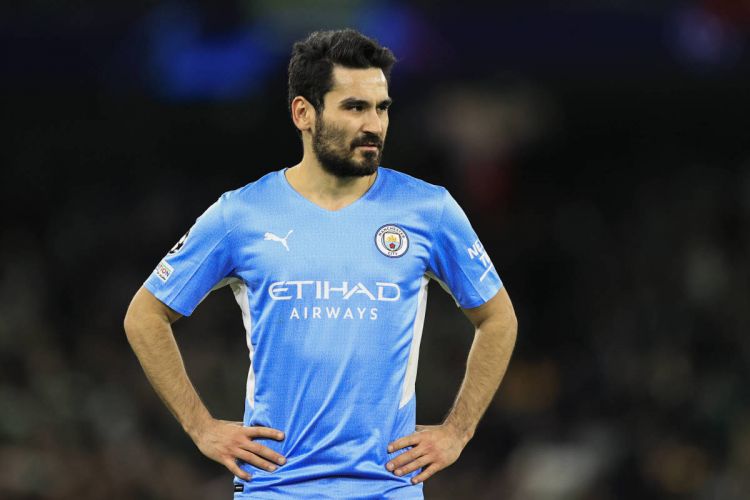 Manchester City Prioritising Contract Extension for Key Midfielder Amid Barcelona Interest