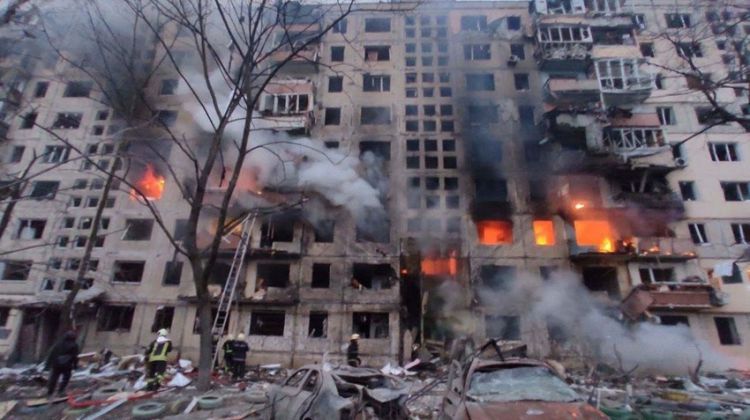 Четыре человека погибли в результате ракетного обстрела жилого дома в Киеве