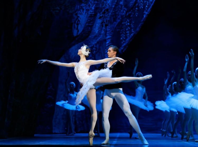 Звезды Мариинского театра выступили в Баку в балете "Лебединое озеро"