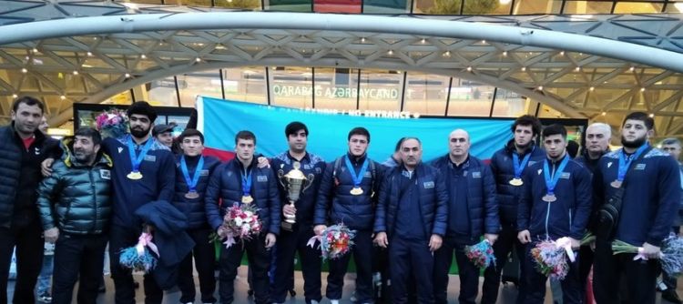 Азербайджанские борцы вольного стиля вернулись на Родину