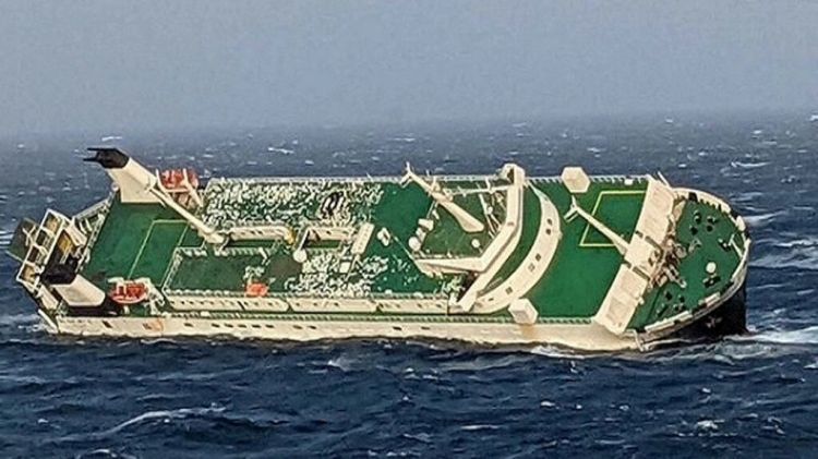 غرق سفينة شحن إماراتية في الخليج وإيران تعلن إنقاذ 29 من أفراد طاقمها