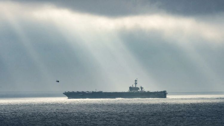 حاملة طائرات صينية وسفينة حربية أميركية تبحران في مضيق تايوان
