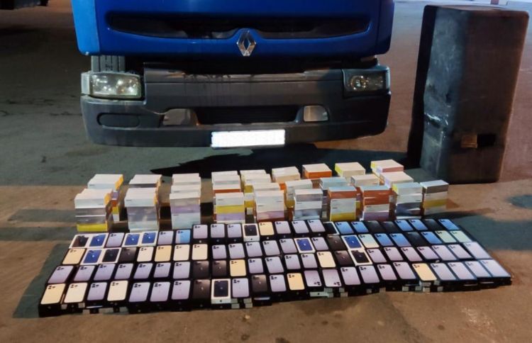 Таможенники Азербайджана предотвратили ввоз контрабандных сигарет и телефонных аксессуаров