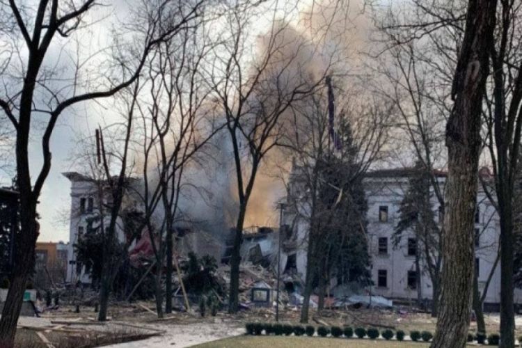 Mariupolda teatr binası bombalanması nəticəsində 300-ə yaxın adam öldü