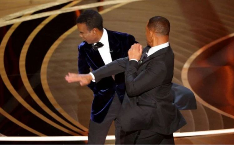 Актер Уилл Смит вступился за жену на церемонии вручения "Оскара", ударив Криса Рока по лицу