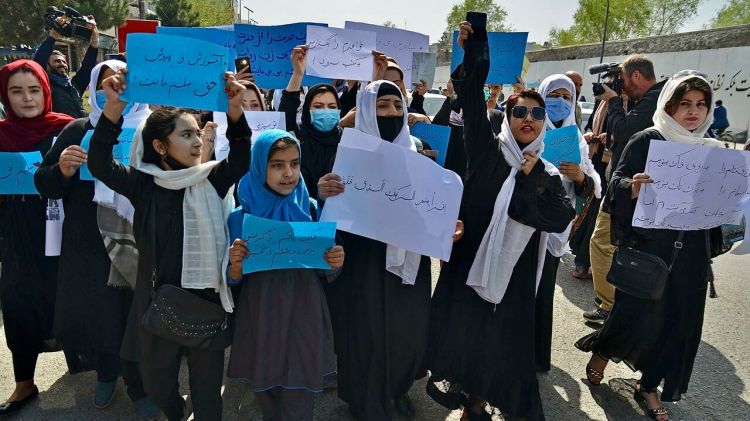 طالبان تمنع النساء من السفر جوا دون محرم