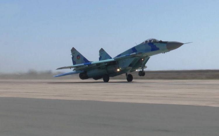 Боевые самолеты ВВС Азербайджана выполнили учебные полеты