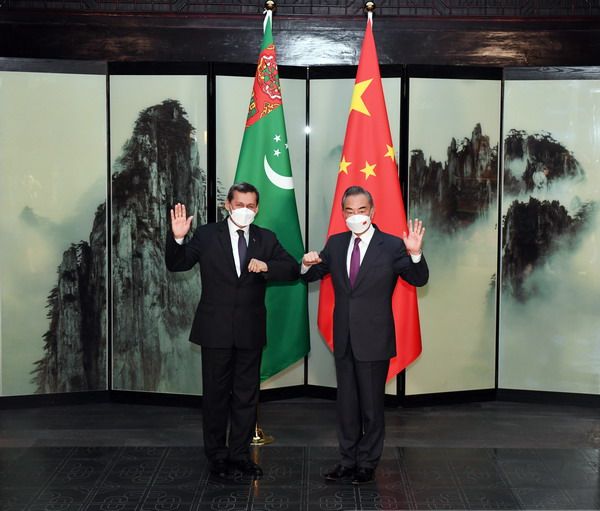 وزير الخارجية الصيني يلتقي نظيره التركماني
