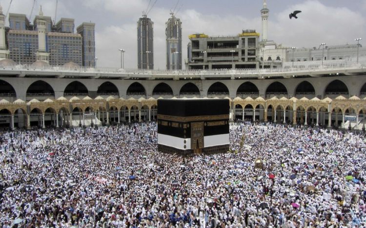 Саудовская Аравия разрешила совершить хадж 1 млн паломников в год