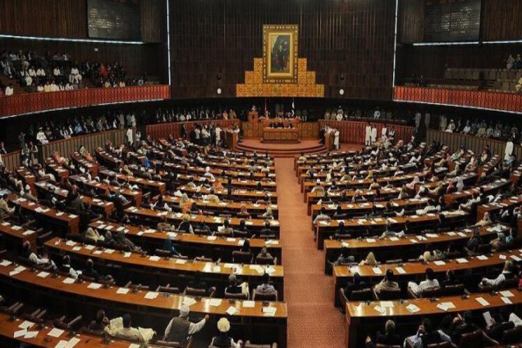 Парламент Пакистана проголосовал за вотум недоверия премьер-министру Имрану Хану