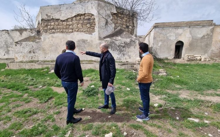 Делегация Израиля ознакомилась с разрушенными армянами памятниками в Агдаме