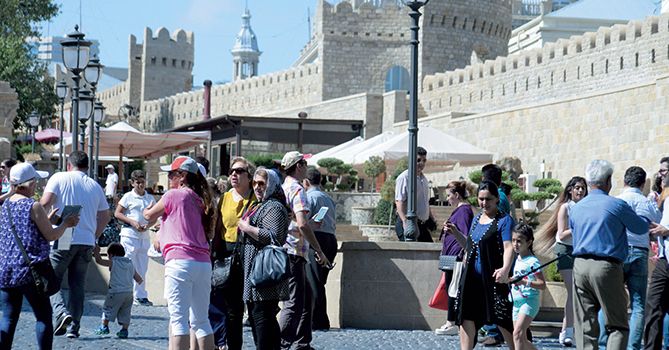 Обнародовано число туристов, посетивших Азербайджан в марте