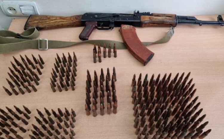 Армяне сдают большое количество оружия похищенного во время войны