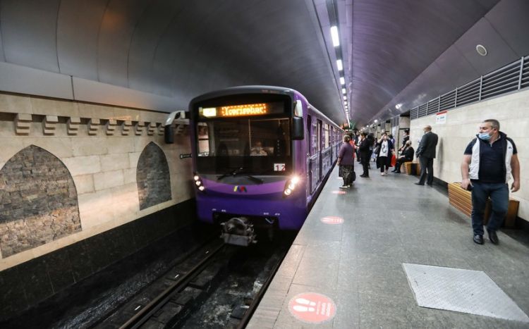 В Баку в метро скончался пассажир