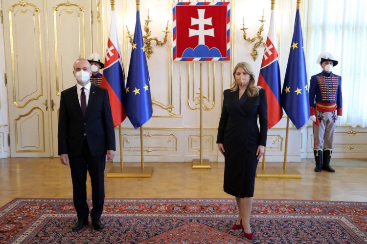 Посол Азербайджана вручил свои верительные грамоты Президенту Словакии