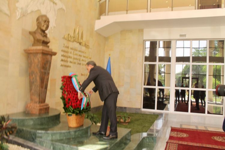 Кямран Алиев посетил посольство Азербайджана в Узбекистане