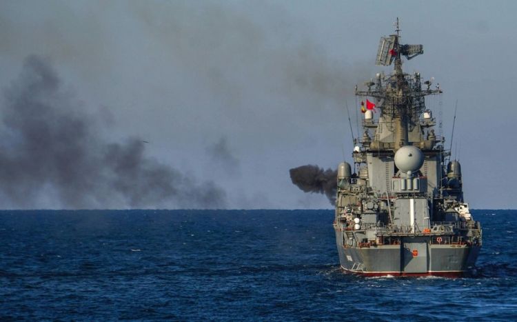 Крейсер "Москва" затонул при буксировке МО России