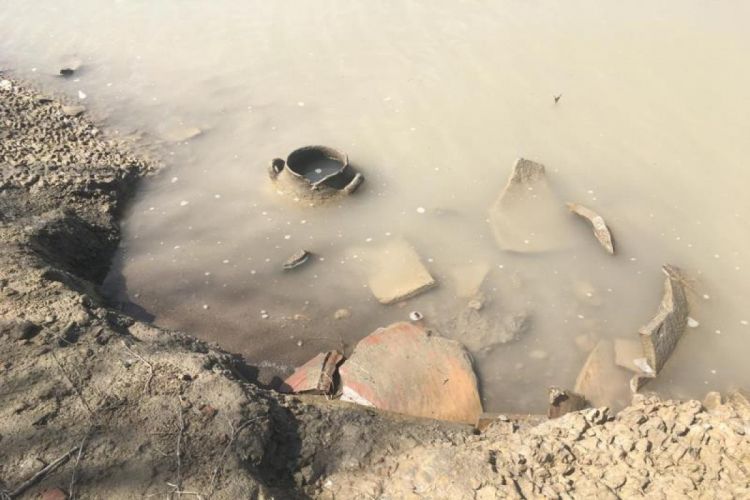 В результате понижения уровня воды в Куре обнаружены кувшинные могилы в Нефтчале