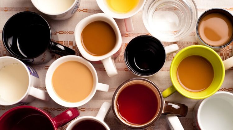 ما هي كمية الكافيين الموجودة في القهوة والشاي ومشروبات الحمية الغازية؟