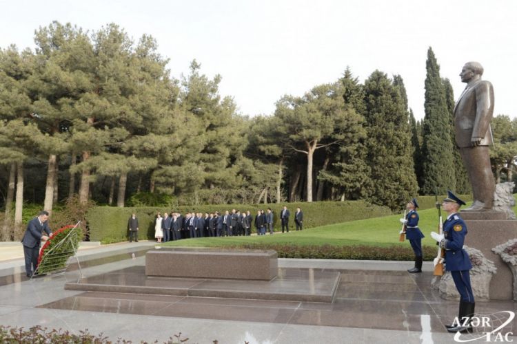 Садыр Жапаров посетил могилу Гейдара Алиева и Аллею шехидов