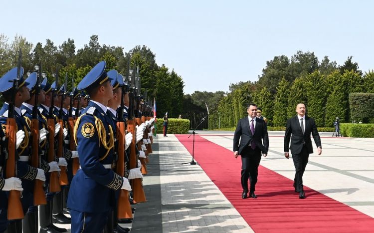Состоялась официальная церемония встречи президента Кыргызстана