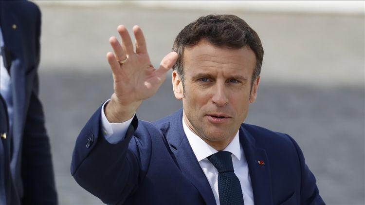 Polls surge in favor of Macron after televised debate