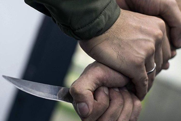 Sabirabadda 16 yaşlı oğlan anasının sevgilisini bıçaqladı