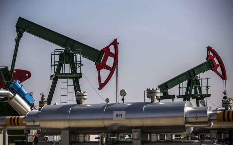 Мировые цены на нефть умеренно выросли на ожидаемом сокращении поставок