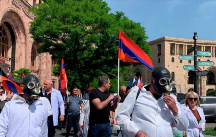 Полиция не позволила оппозиции «продезинфицировать» правительство Армении Потасовка в Ереване